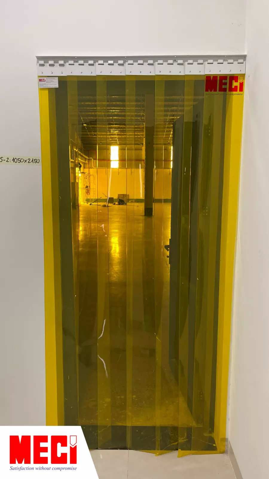 Rèm nhựa PVC màu vàng cố định lắp tại khu vực sản xuất
