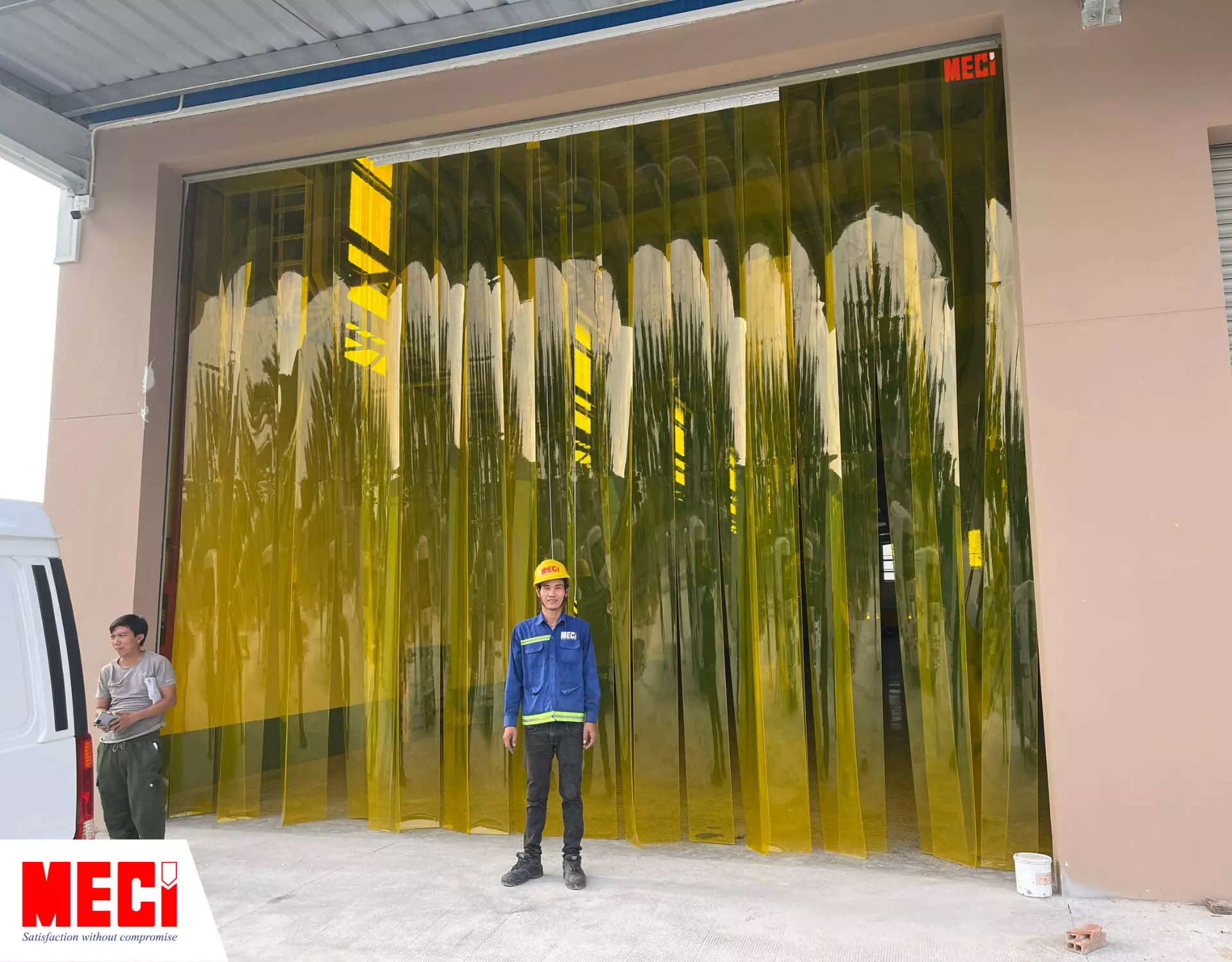 Kỹ thuật MECI lắp rèm nhựa PVC uy tín tại Công Ty Ecopark Print.