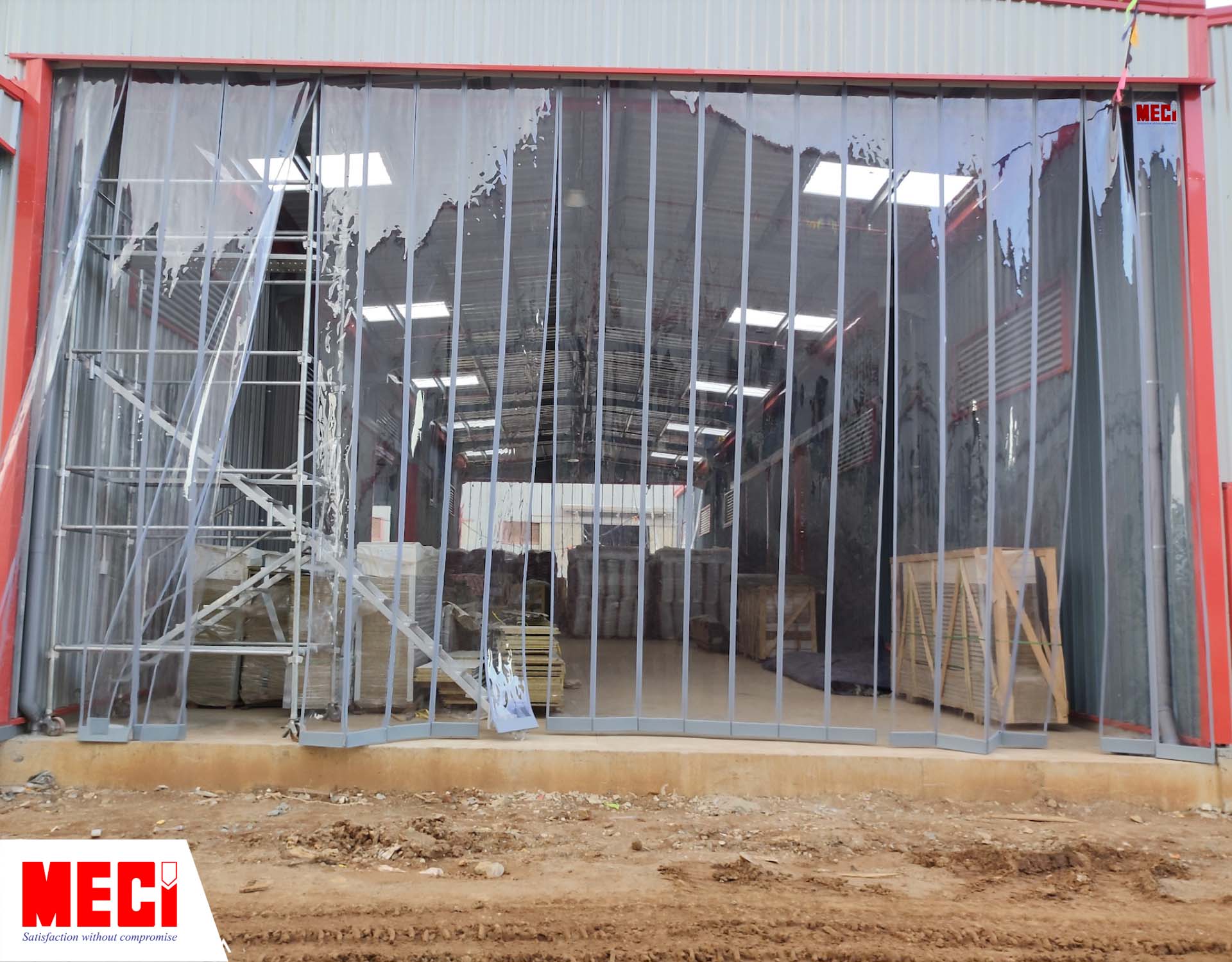 rèm nhựa PVC nam châm được lắp tại lối ra vào của một nhà kho lớn