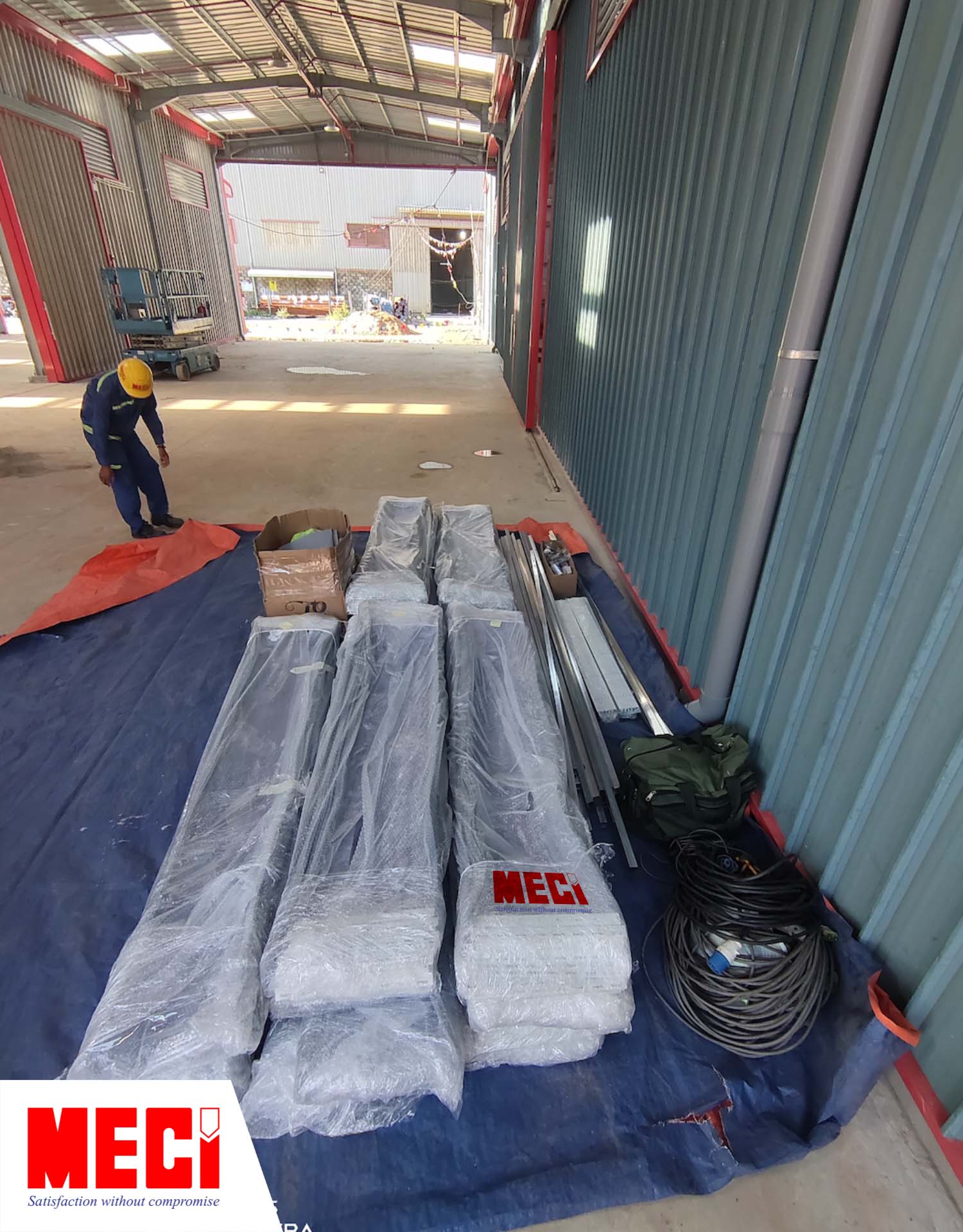 kỹ thuật MECI đang sắp xếp dụng cụ và vật tư gọn gàng sát vào vách tôn