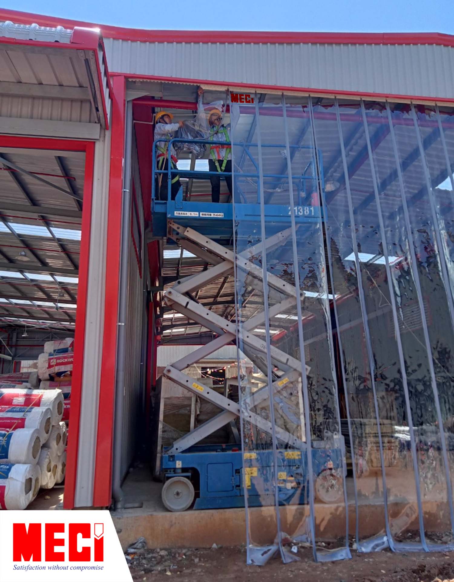 hai kỹ thuật viên đang đứng trên thang xếp để gắn sợi rèm nam châm vào thanh treo