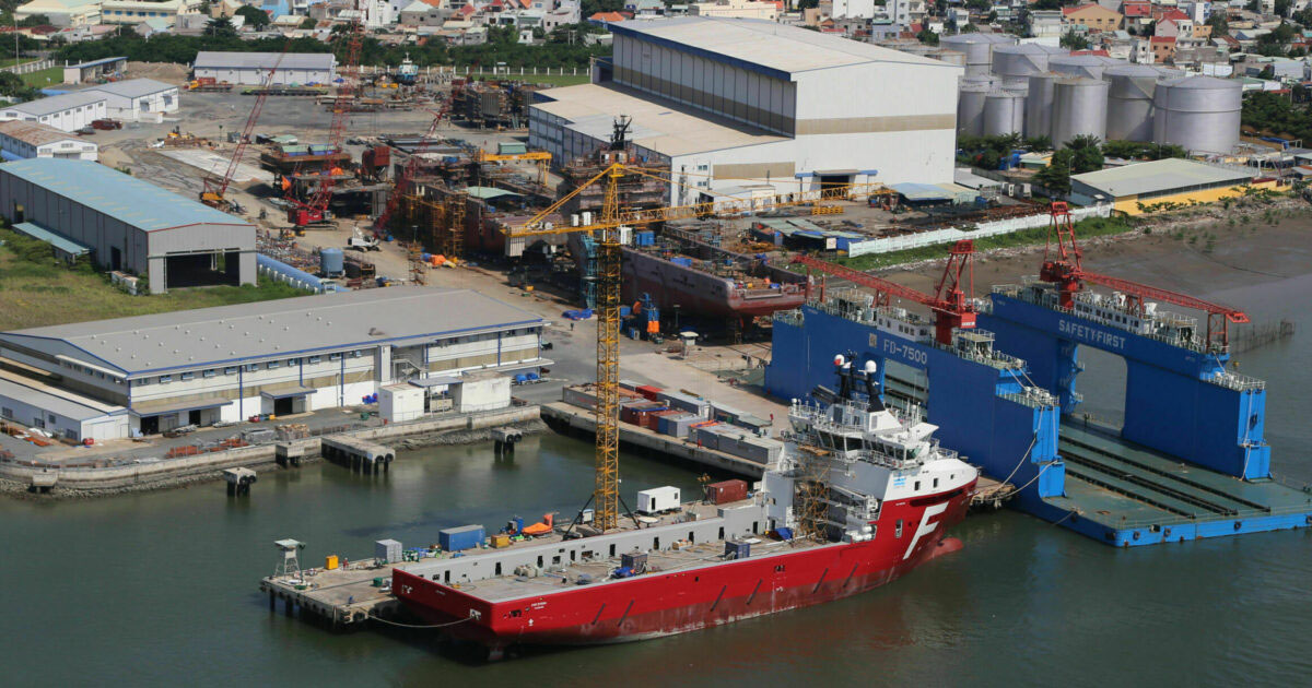 ảnh chụp 1 xưởng đóng tàu cạnh bờ biển từ trên cao