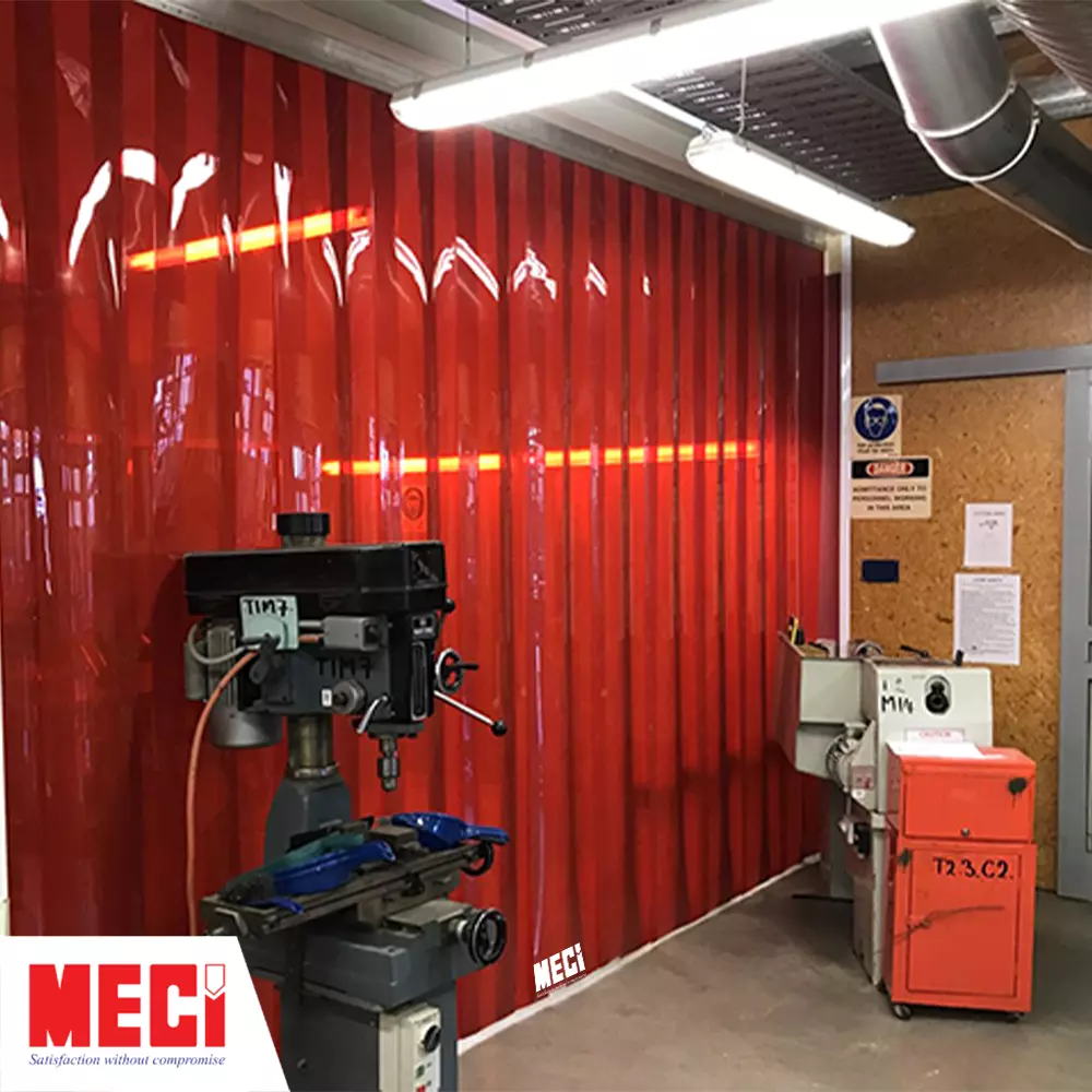 rèm nhựa màu đỏ ngăn máy móc