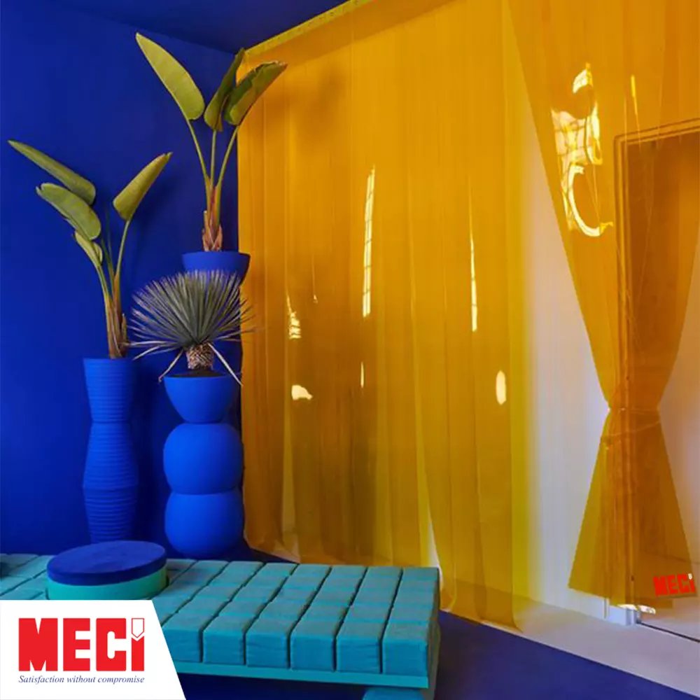 bàn gỗ và chậu cây đặt trước background rèm nhựa màu vàng