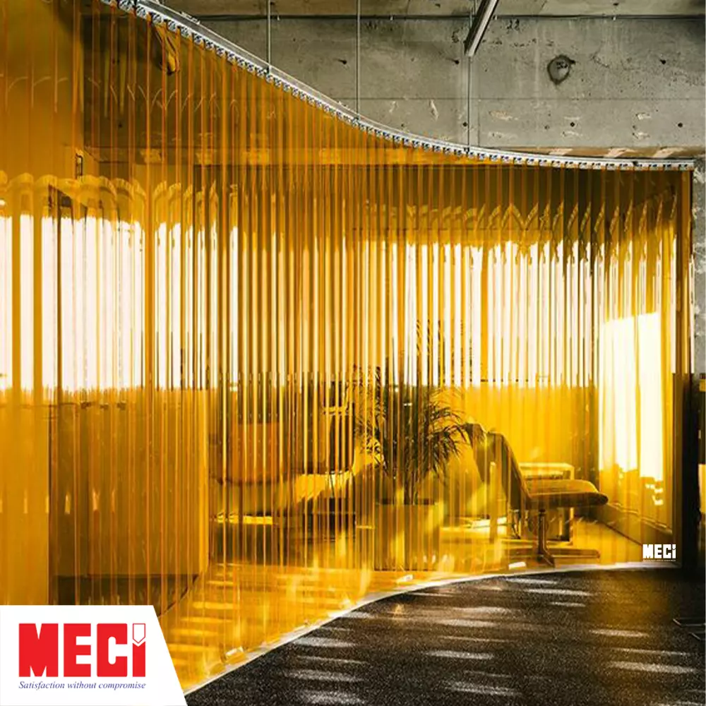 Rèm nhựa màu vàng trong nội thất ngôi nhà