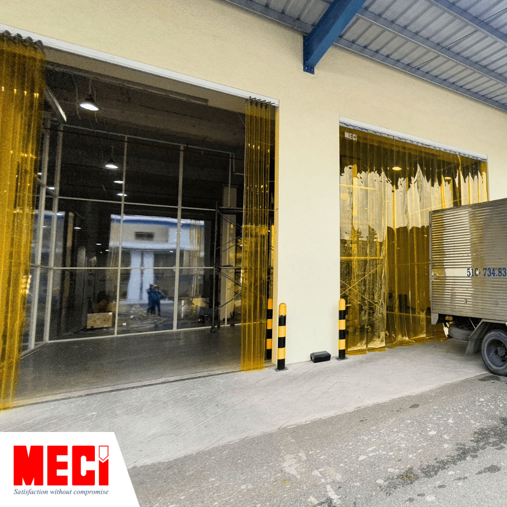 1 cánh cửa có rèm nhựa lùa về hai bên, 1 cánh cửa rèm nhựa đóng