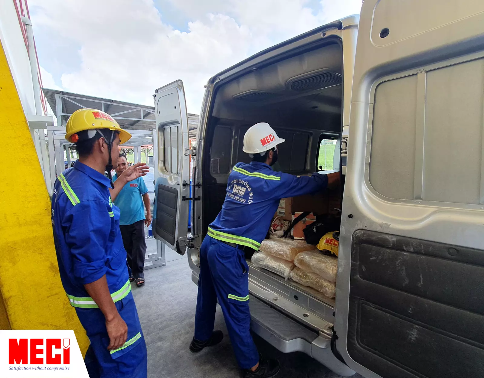 Nhân viên MECI đang đưa vật tư từ xe xuống nhà máy