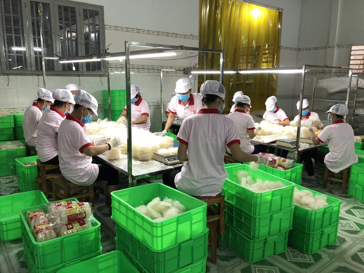 Các nhân viên đang làm việc trong nhà máy Gia Bảo