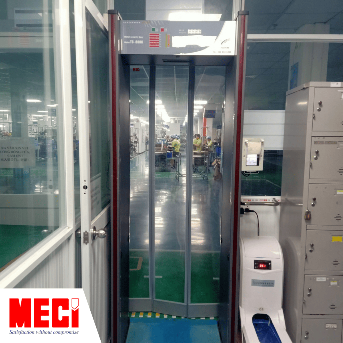 1 trong 3 bộ rèm nhựa nam châm cho Ka Hong tại khu vực sản xuất