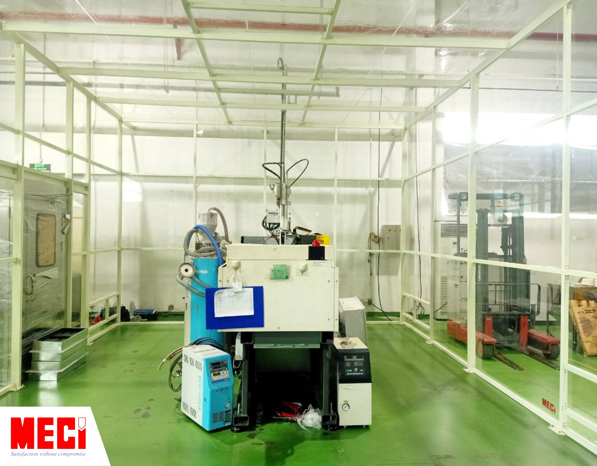 khu vực máy móc lắp đặt cửa cuốn nhanh PVC và vách ngăn nhựa cho HiTech