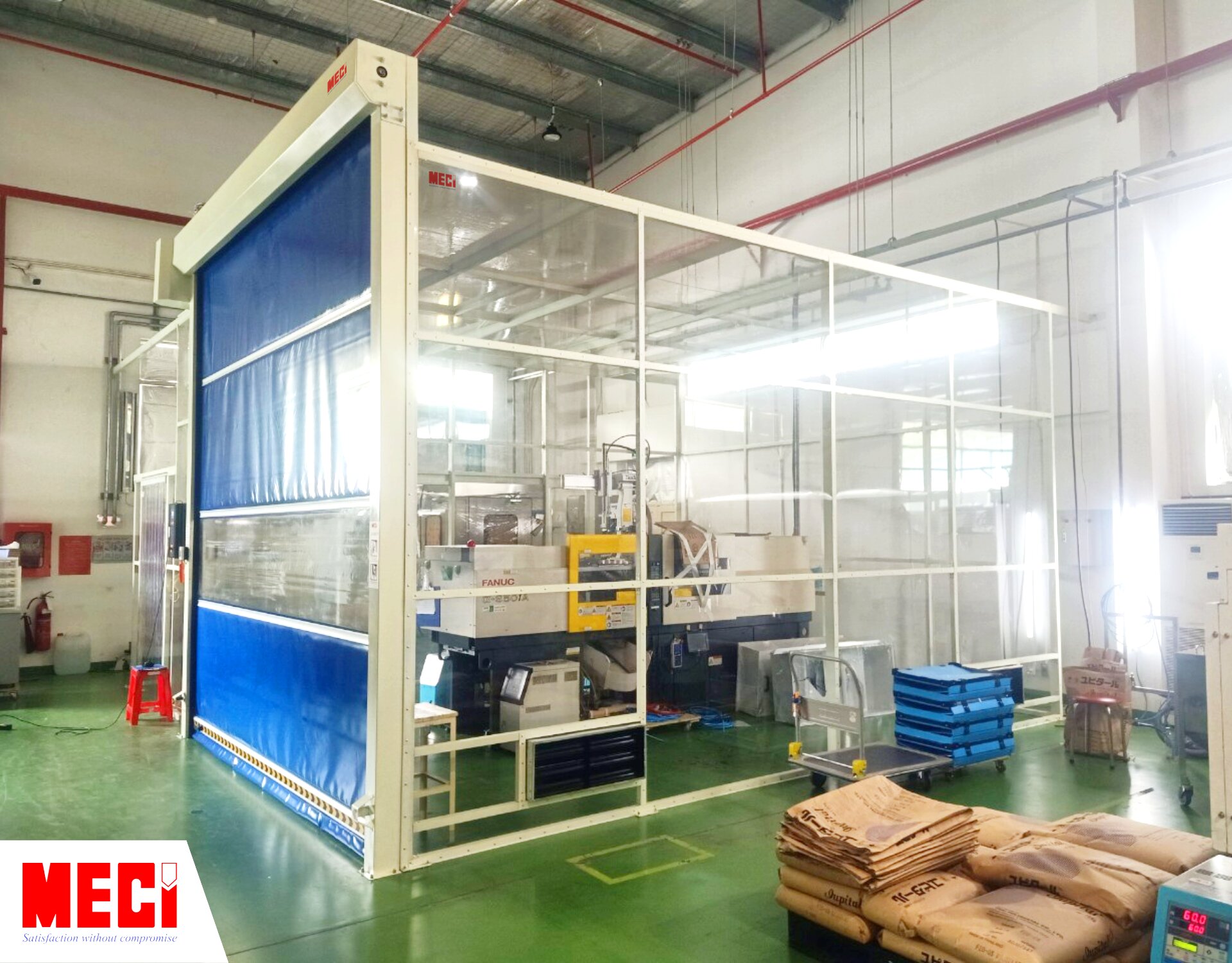 vách ngăn nhựa PVC và cửa cuốn nhanh cho HiTech