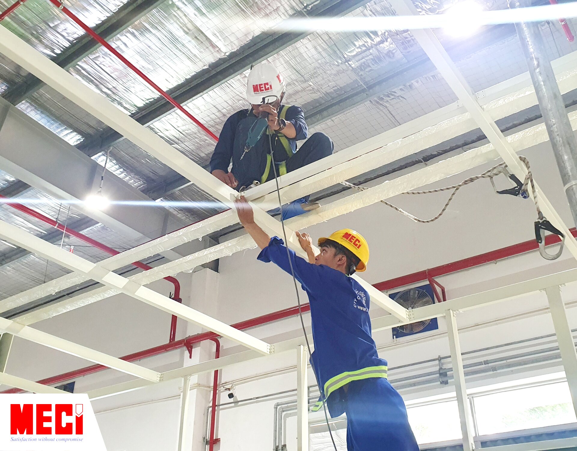 nhân viên MECI đang lắp đặt vách ngăn nhựa 