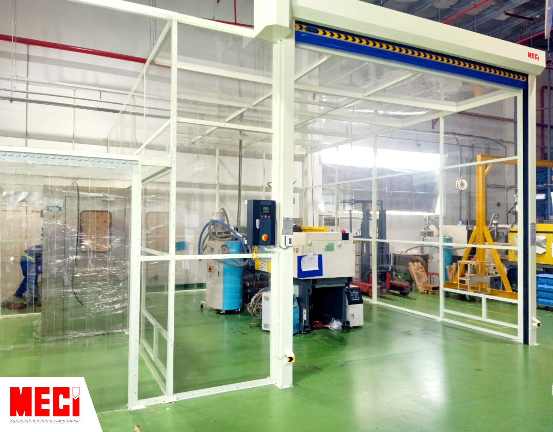 vách ngăn nhựa PVC và cửa cuốn nhanh tại nhà máy HiTech