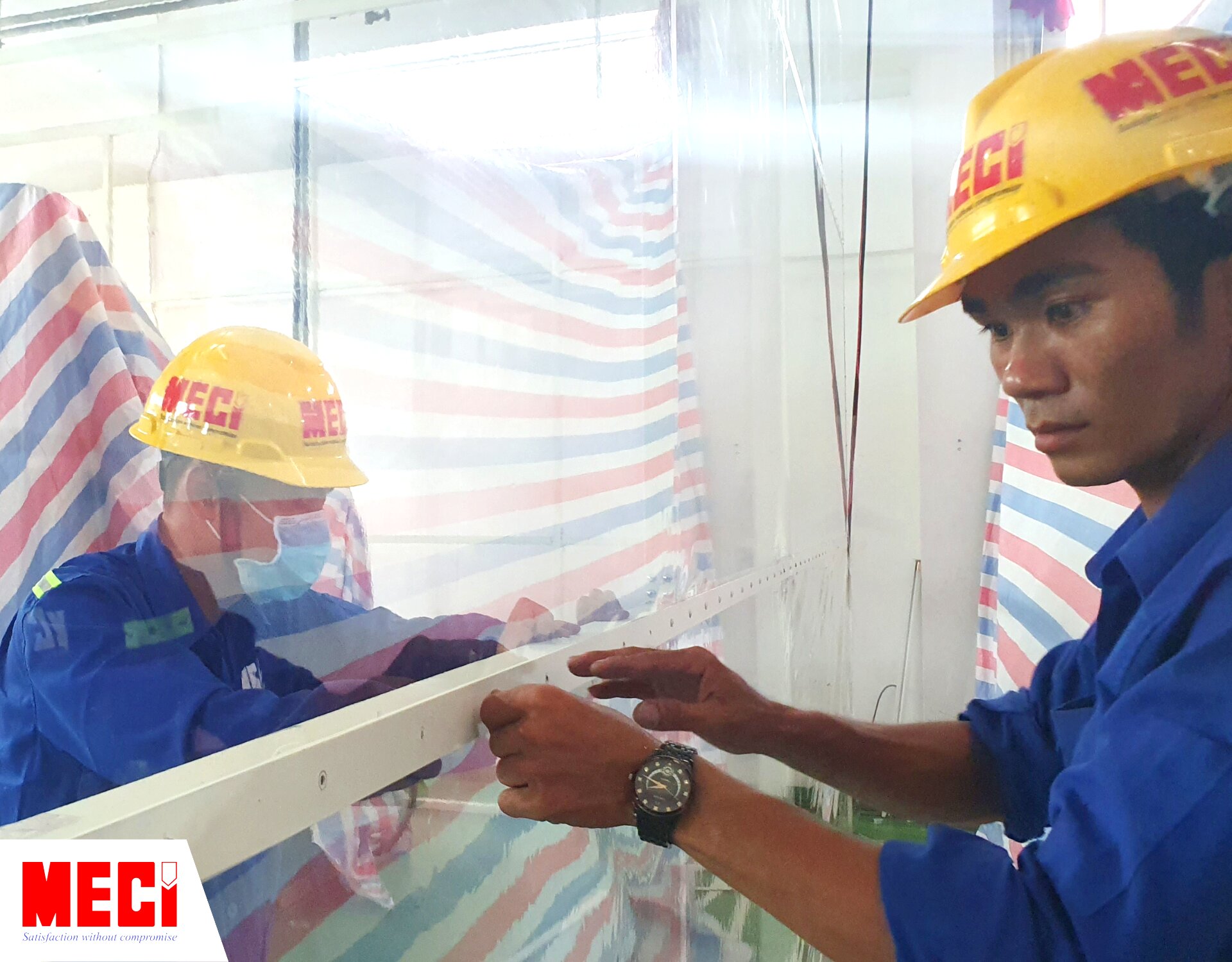 2 nhân viên MECI đang lắp đặt vách ngăn nhựa