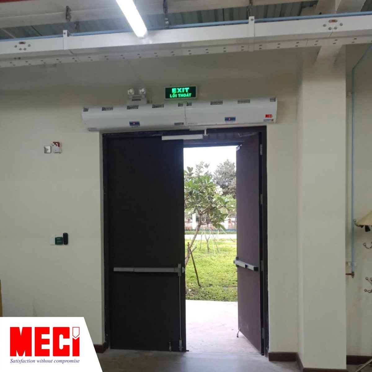 quạt cắt gió MECI lắp tại cửa ra vào và cánh cửa đang mở