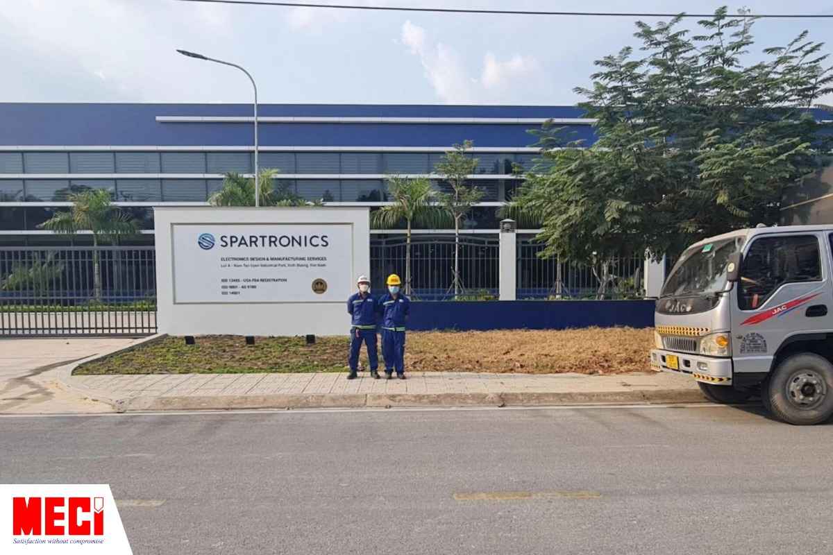 nhân viên MECI đứng trước cổng công ty Spartronics
