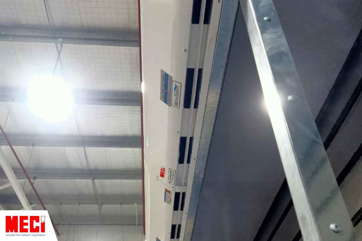 quạt cắt gió được lắp tại cửa nhập hàng của nhà máy Spartronics