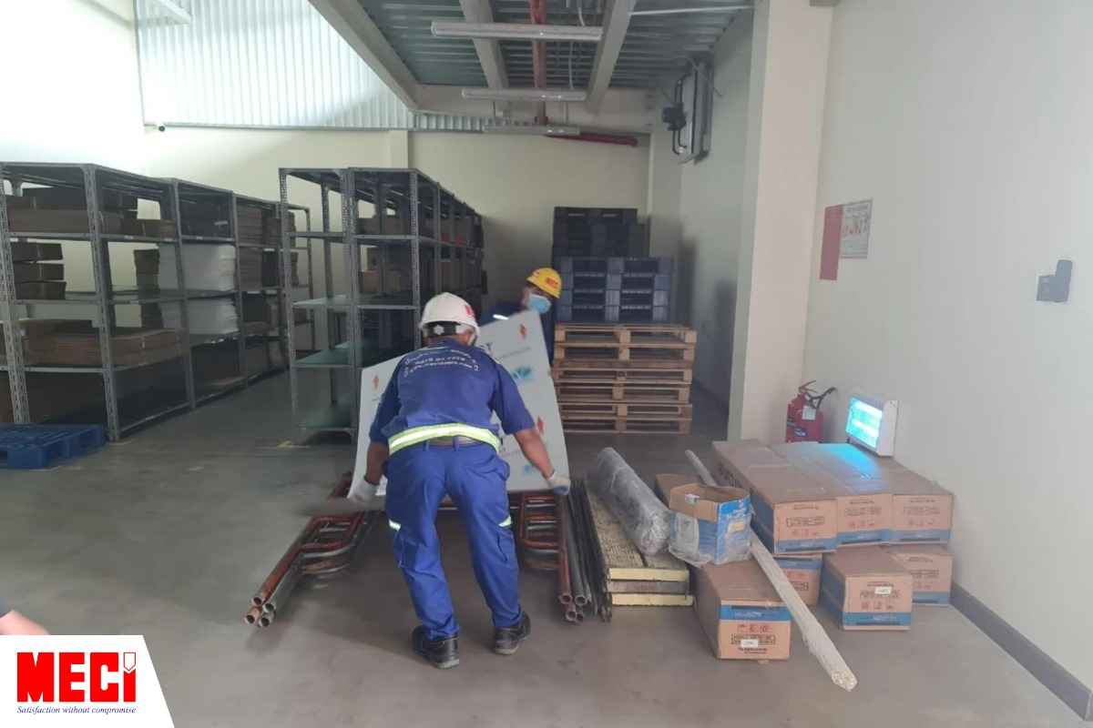 nhân viên MECI đang khiêng các thùng quạt cắt gió để chuẩn bị lắp đặt
