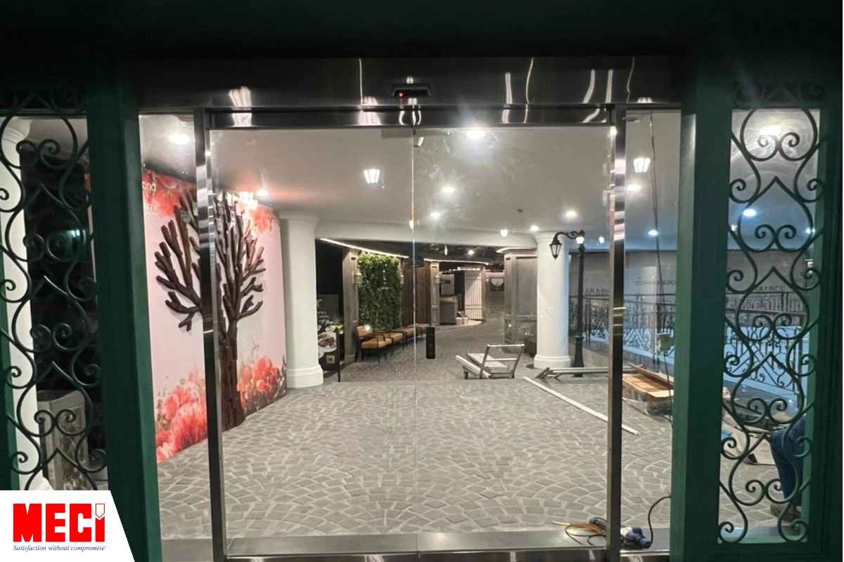 Phía bên ngoài cửa ra vào của Diamond Plaza