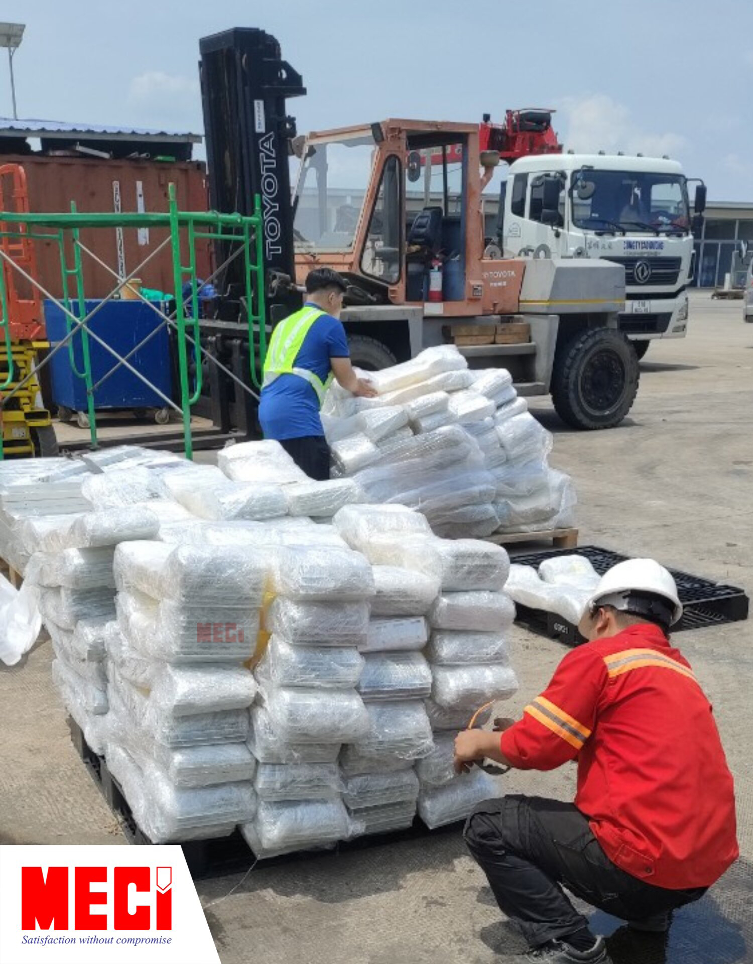 các sợi rèm nhựa PVC màu trắng trong cùng phụ kiện được đóng gói kỹ càng và giao đến cho nhà máy bao bì Crown