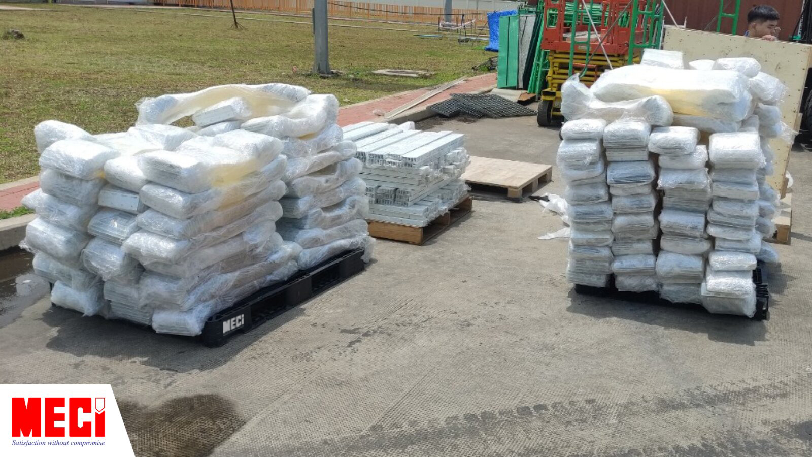 các sợi rèm nhựa PVC màu trắng trong cùng phụ kiện được đóng gói kỹ càng và giao đến cho nhà máy bao bì Crown