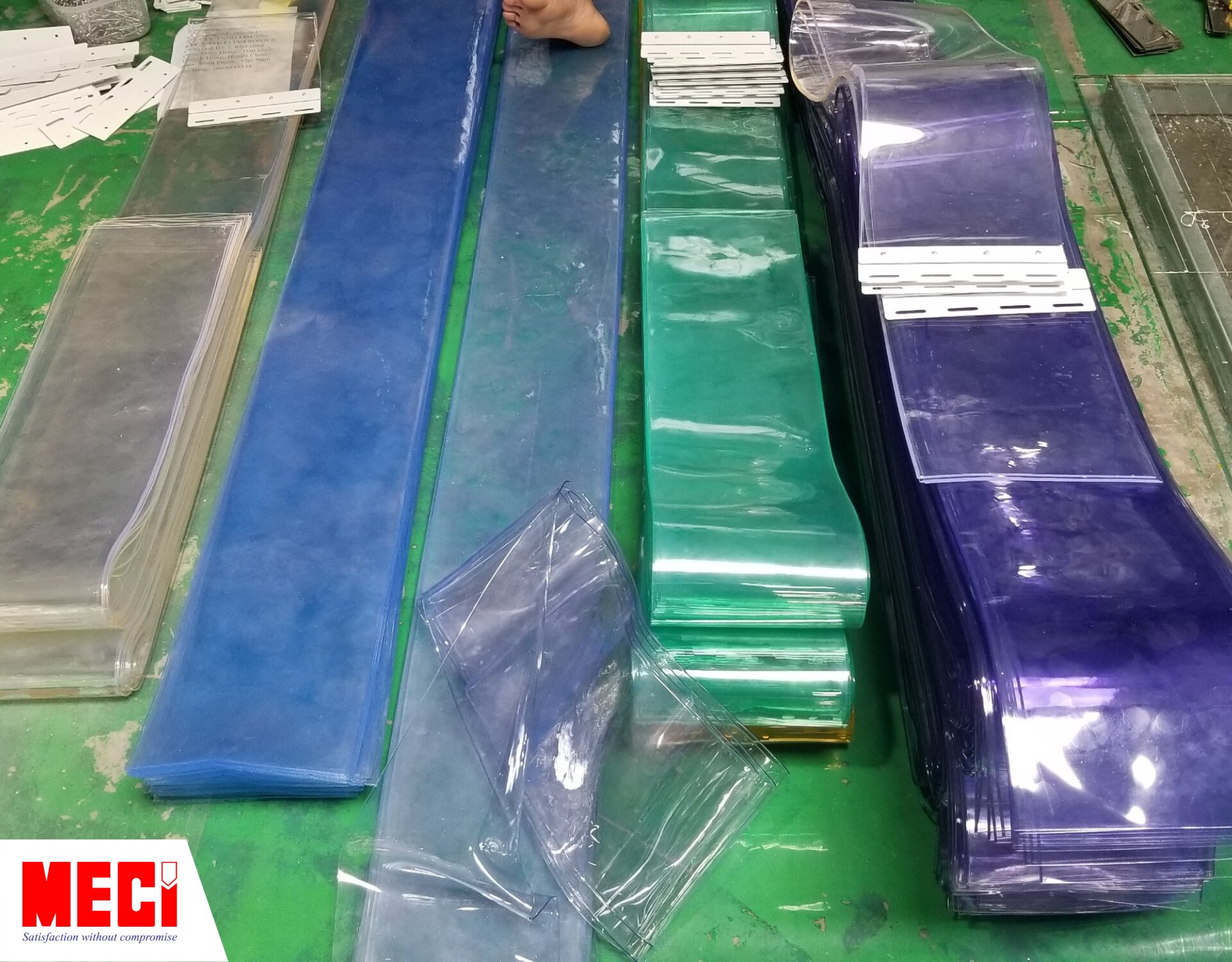 các sợi rèm nhựa màu trắng trong, màu xanh dương, màu xanh lá được gia công theo yêu cầu