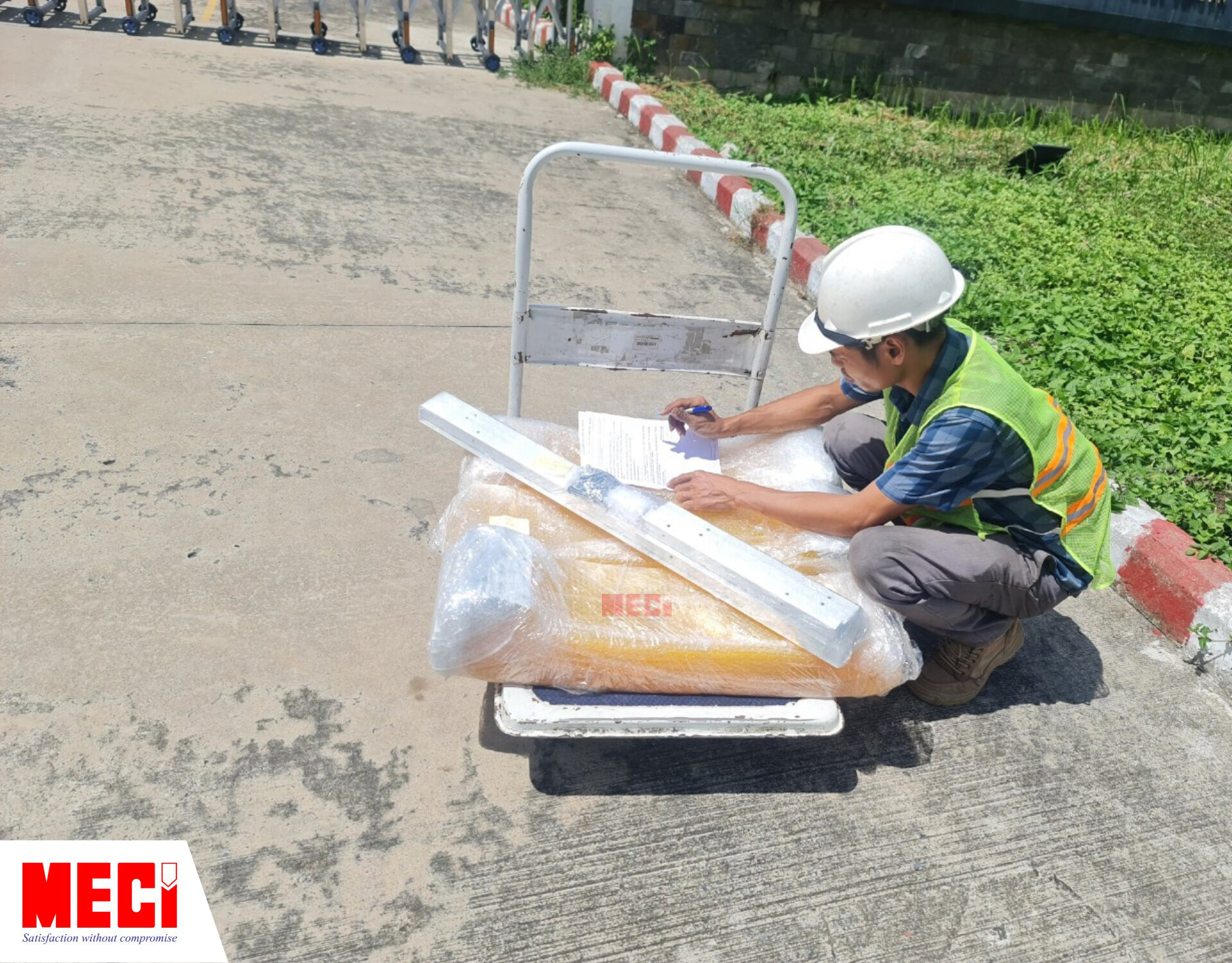 các sợi rèm nhựa PVC màu vàng cùng phụ kiện được đóng gói kỹ càng và giao đến cho khách hàng