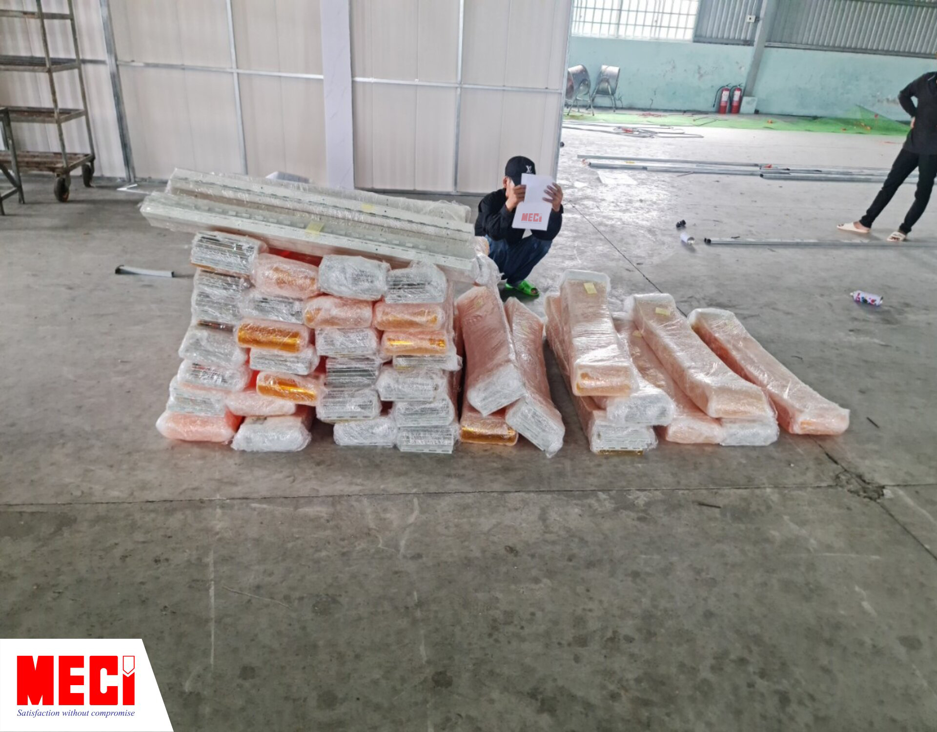 Các sợi rèm nhựa PVC màu vàng cùng phụ kiện được đóng gói kỹ càng và giao đến cho khách hàng