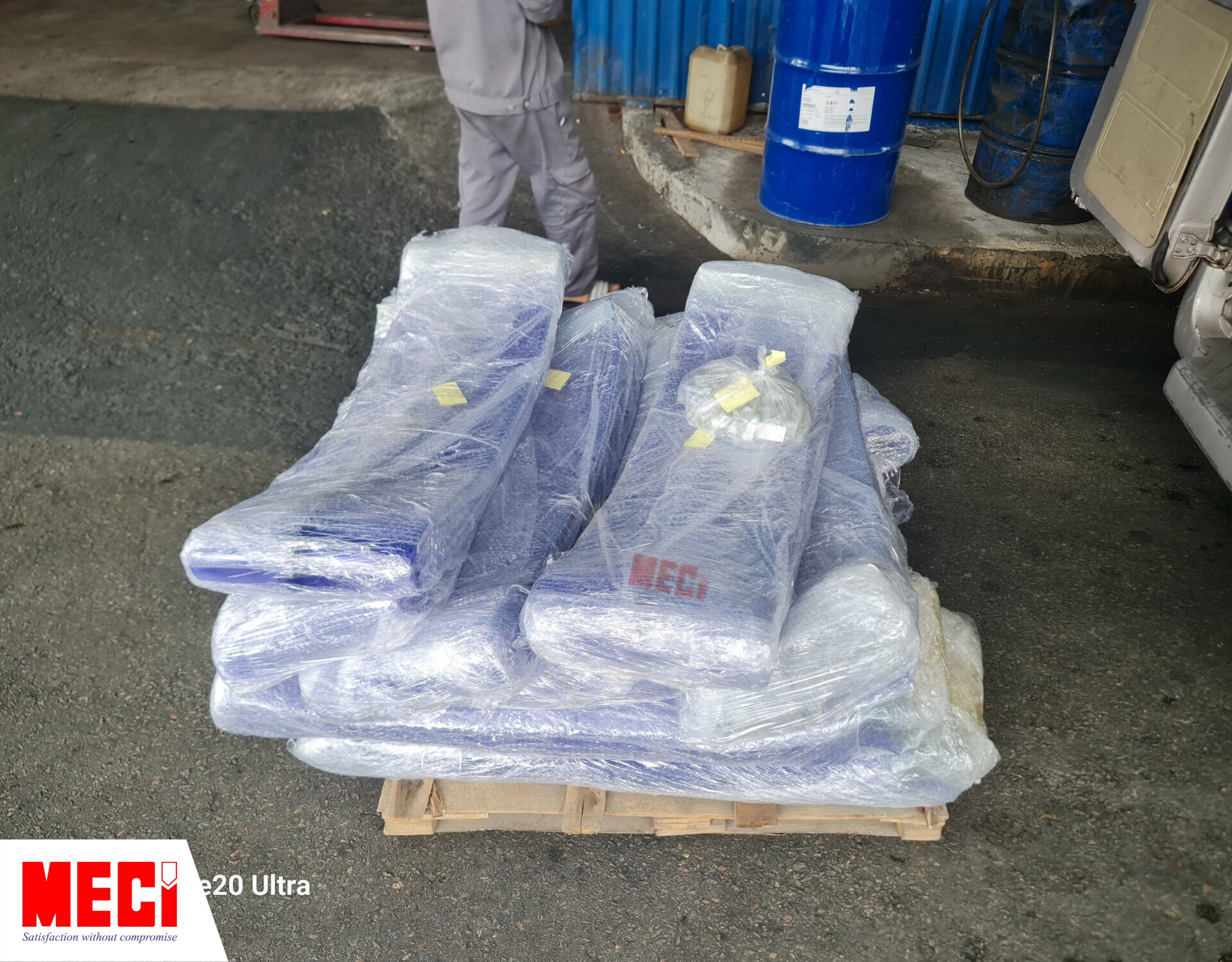 các sợi rèm nhựa PVC màu xanh cùng phụ kiện được đóng gói kỹ càng và giao đến cho khách hàng