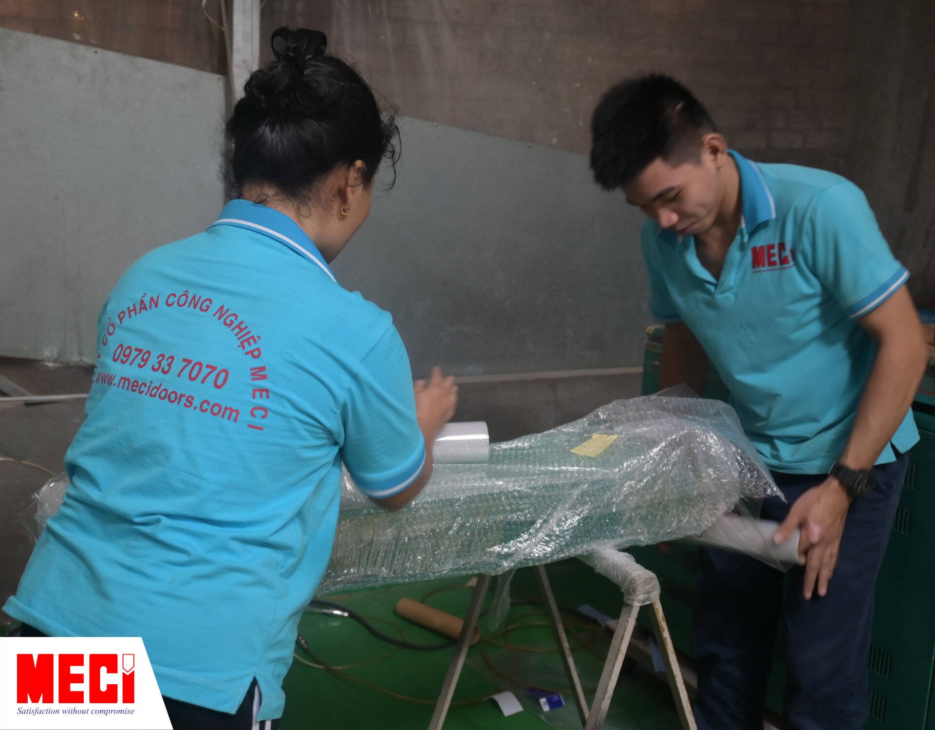 nhân viên MECI gia công và giao hàng sợi rèm nhựa PVC