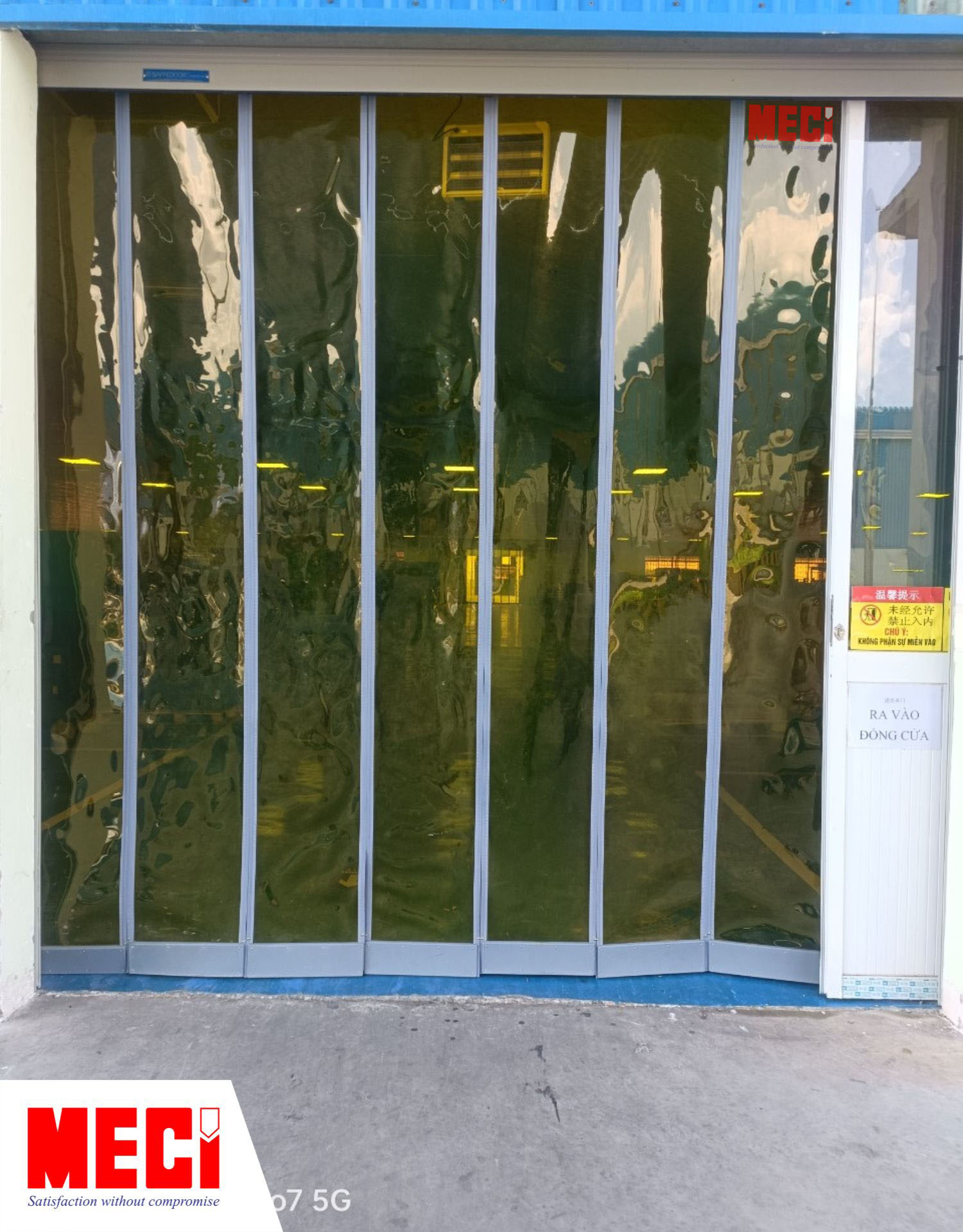 ảnh chụp chính diện, thấy được toàn bộ cái rèm nam châm màu vàng