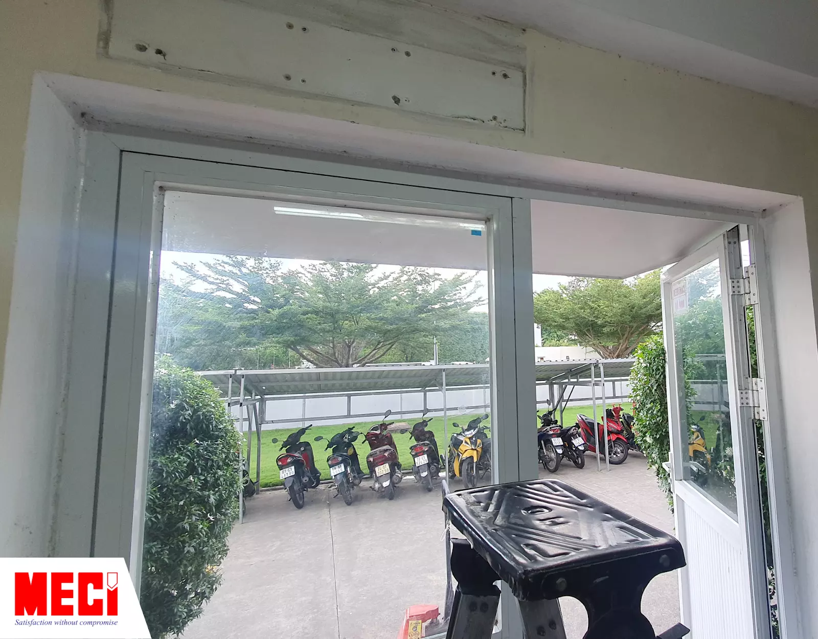 Vị trí cửa ra vào của căn tin khi chưa lắp quạt cắt gió