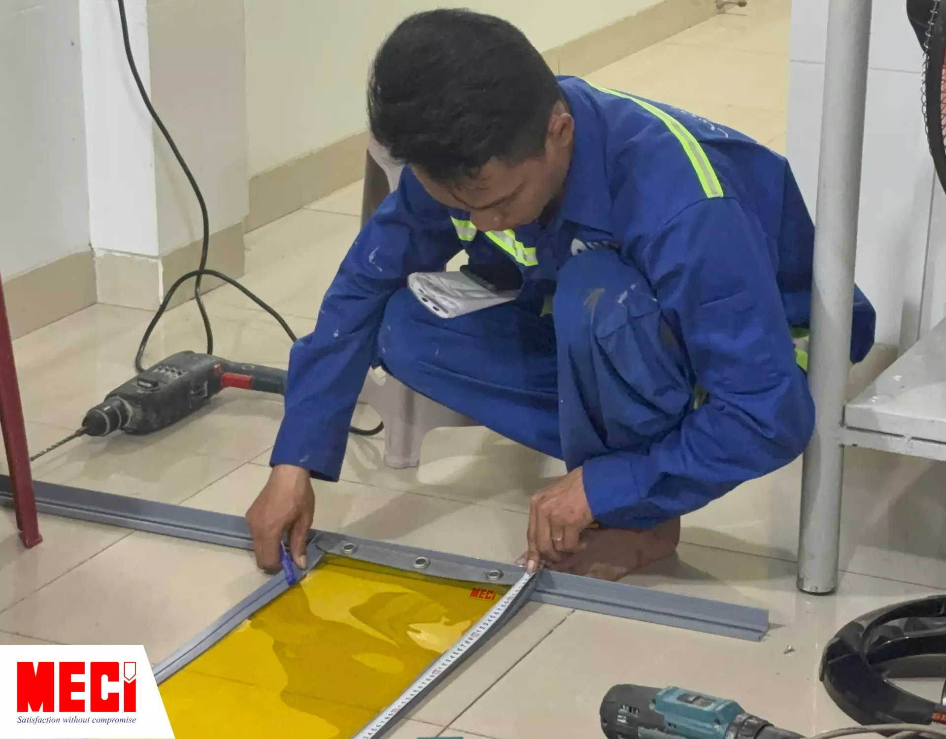 Anh kỹ thuật MECI đang lắp đặt rèm nhựa nam châm vàng