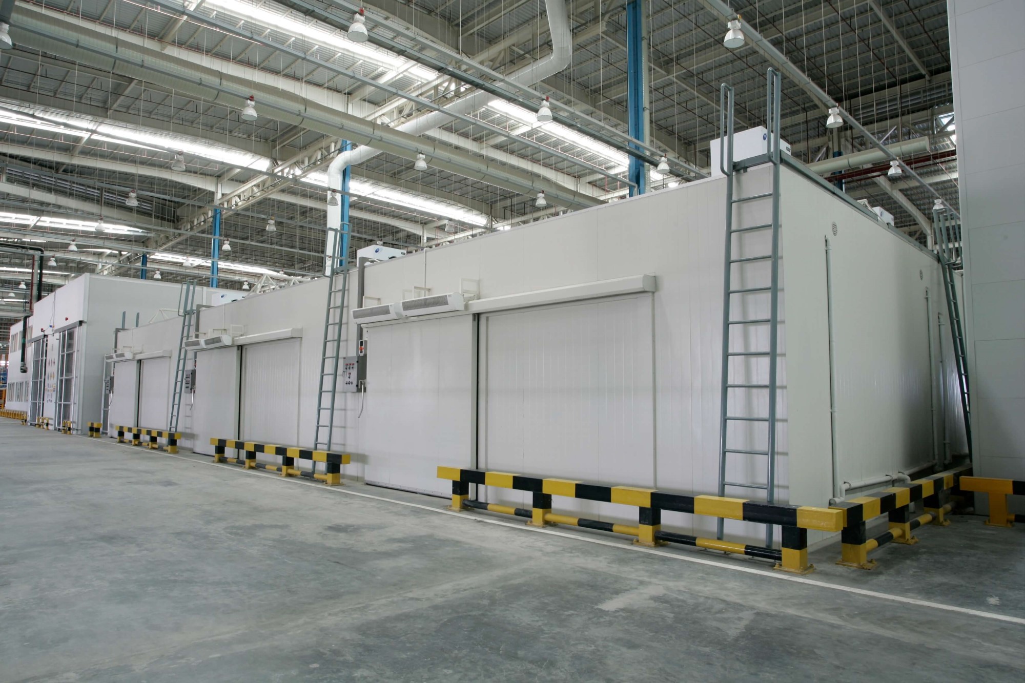 Toàn cảnh nhà máy với nhiều kho lạnh công nghiệp