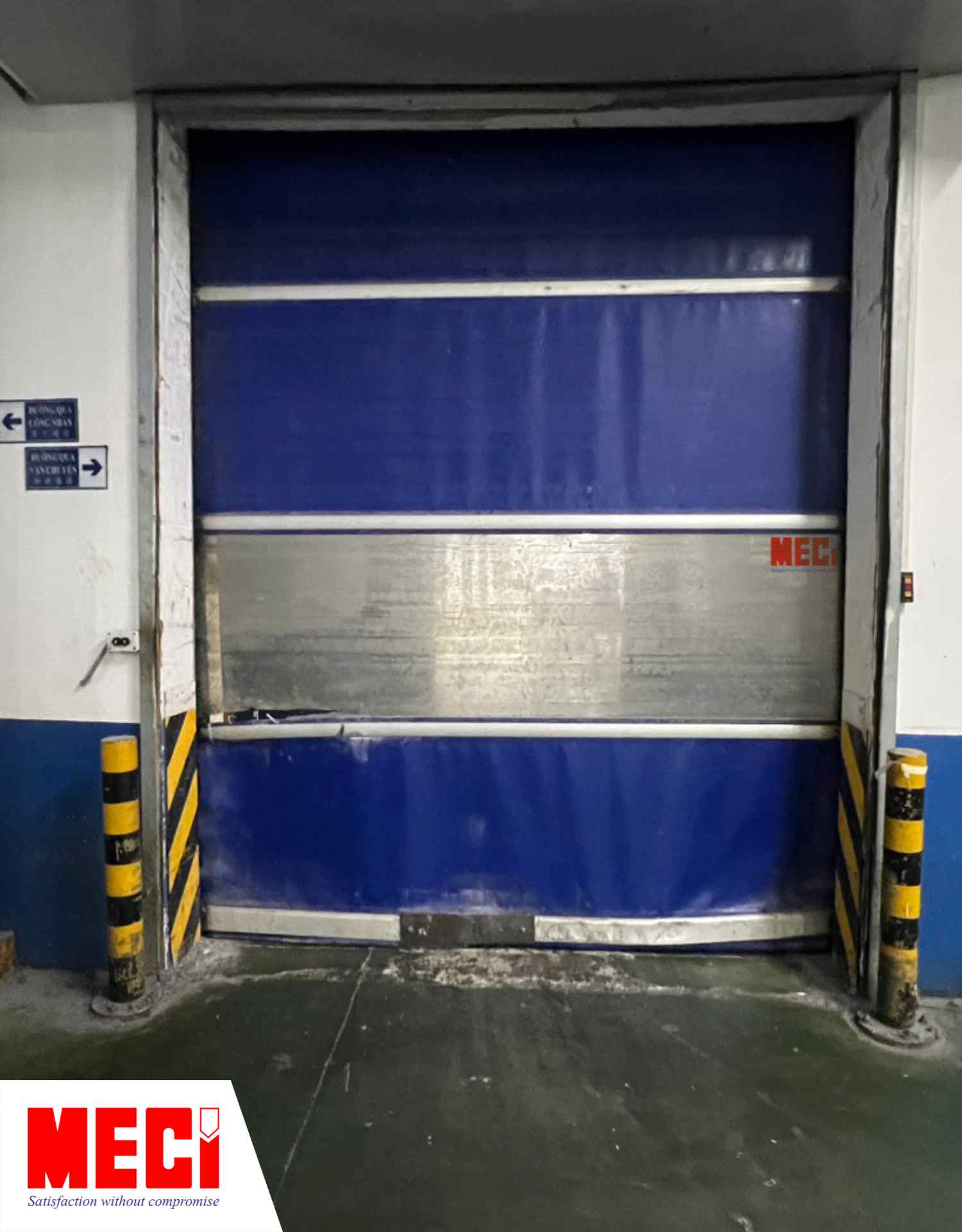 Cái cửa cuốn nhanh PVC màu xanh dương đậm cũ kỹ