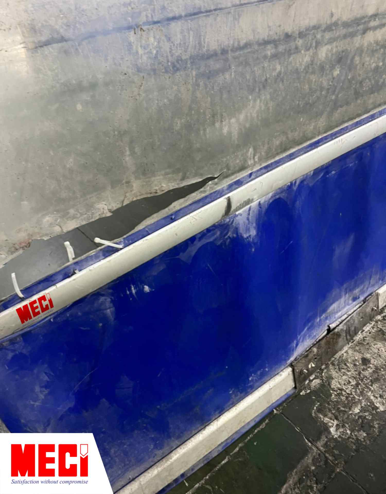 cận cảnh miếng nhựa PVC trên cái cửa cuốn nhanh bị rách