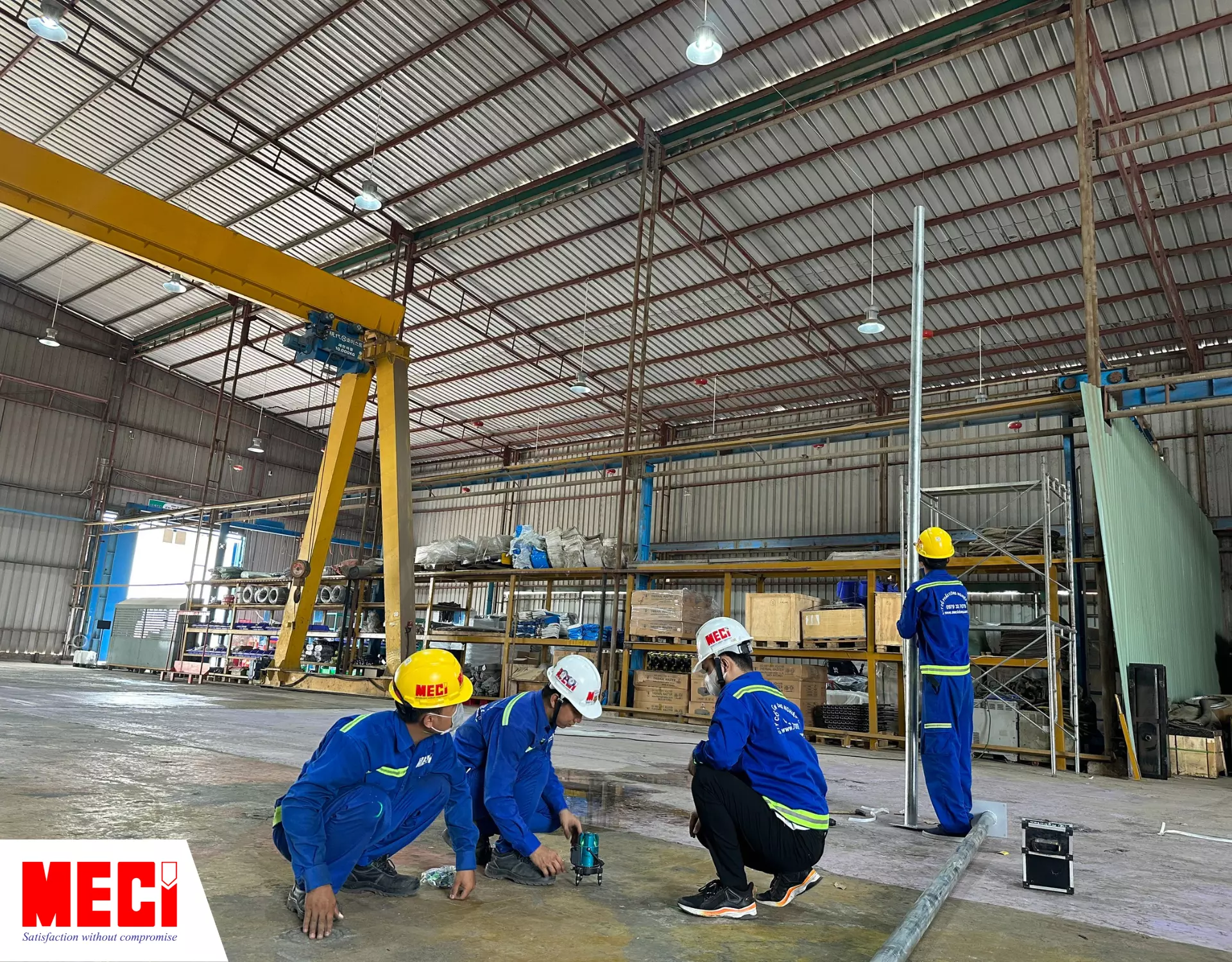 Kỹ thuật MECI mang đầy đủ đồ bảo hộ đang thi công, lắp đặt