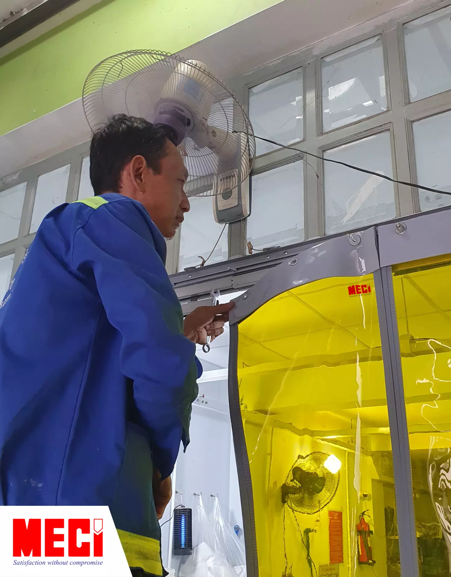  Nhân viên MECI đang lắp rèm nhựa nam châm vàng

