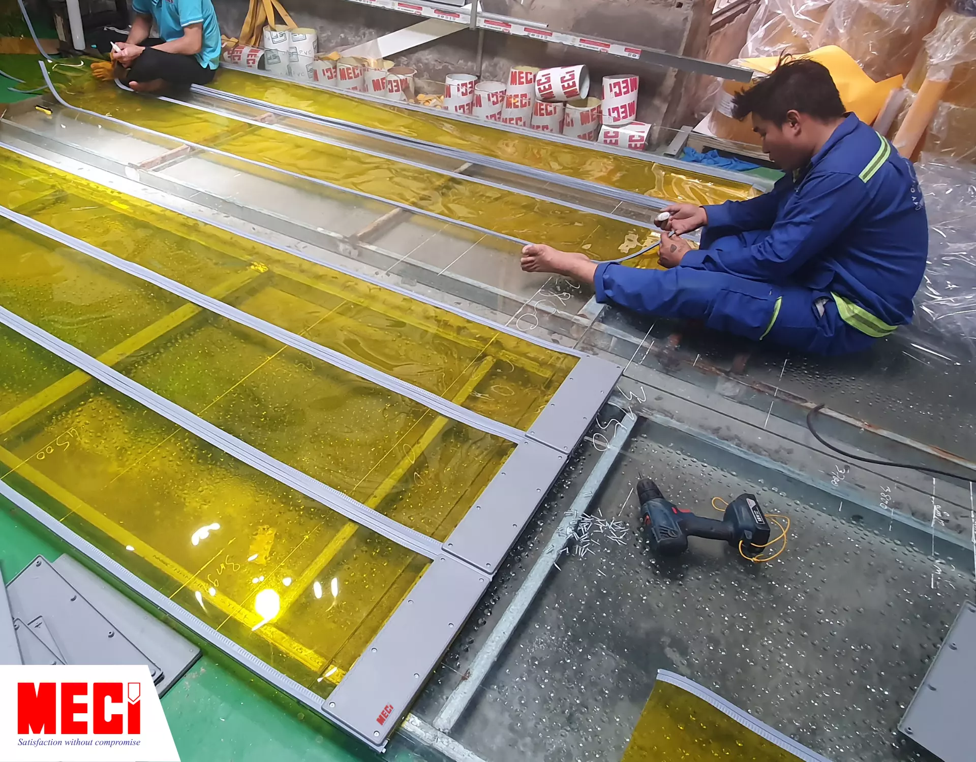 Nhân viên MECI đang sản xuất rèm nam châm vàng 