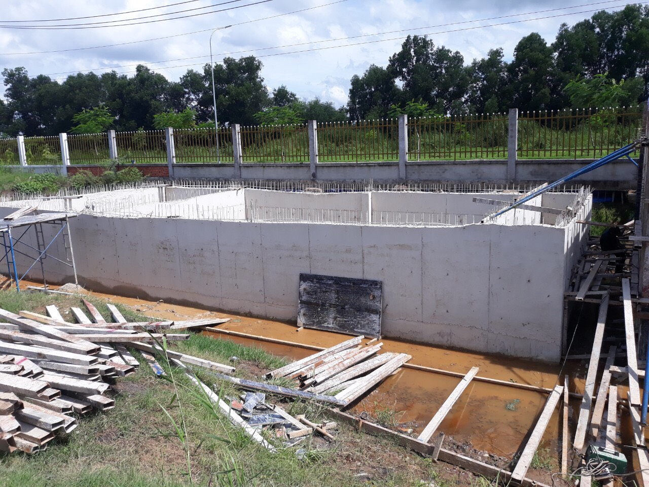 Một bể chứa nước PCCC đang được hoàn thiện