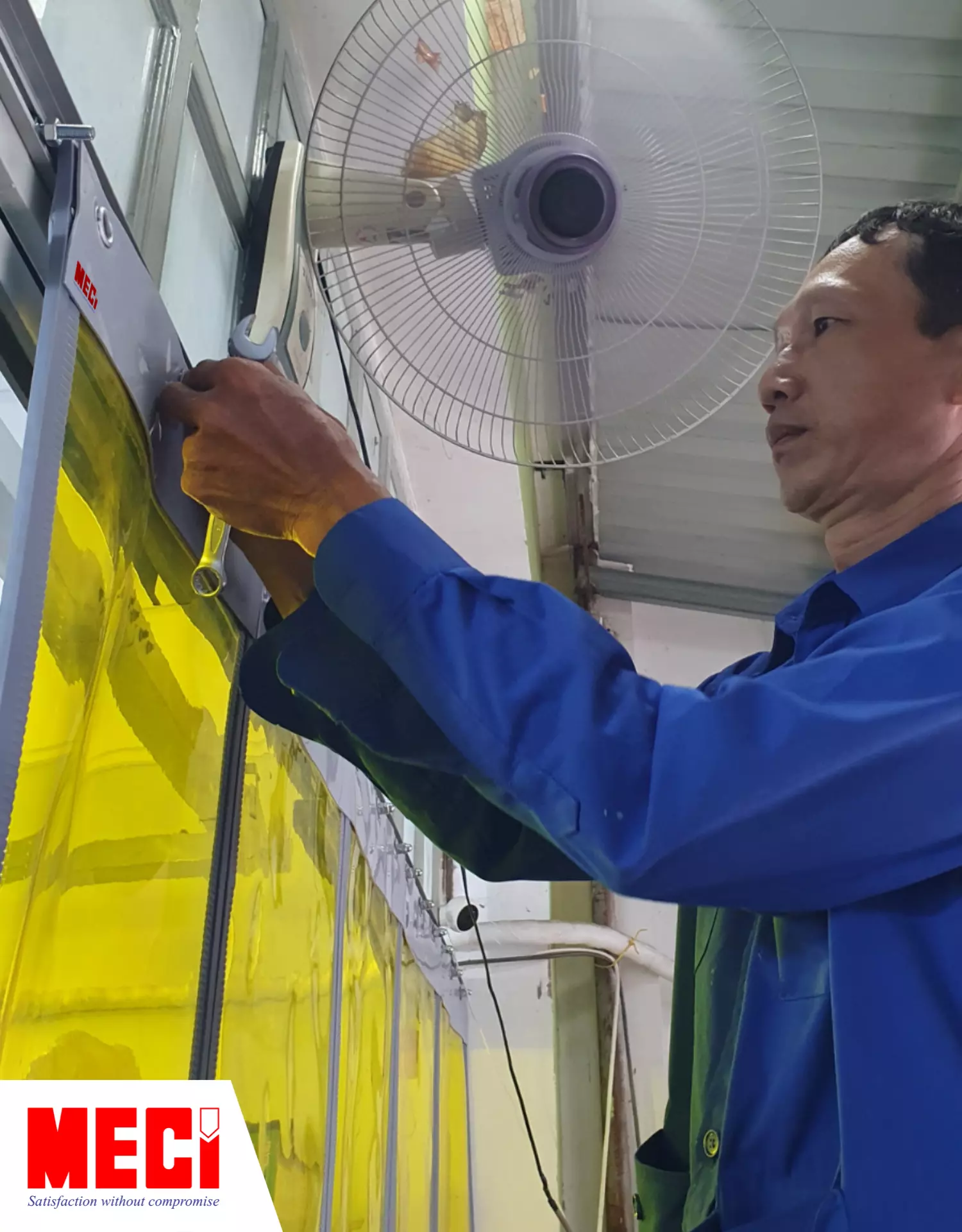 Nhân viên MECI đang lắp rèm nhựa nam châm vàng 
