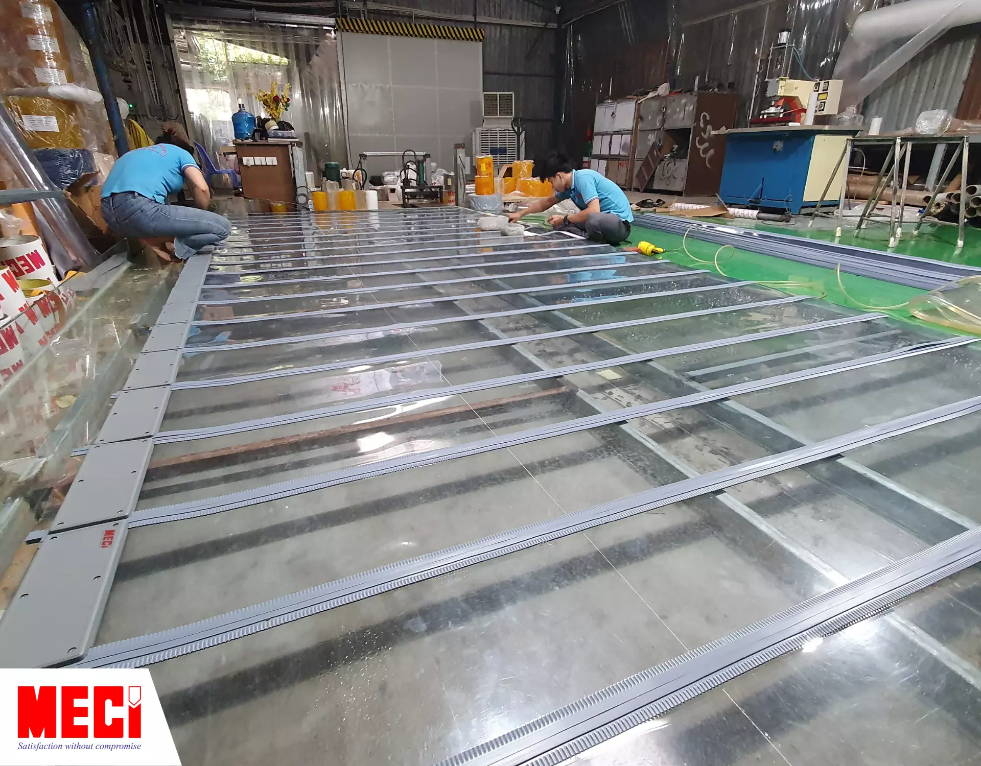 Kỹ thuật MECI đang sản xuất rèm nhựa nam châm màu trắng