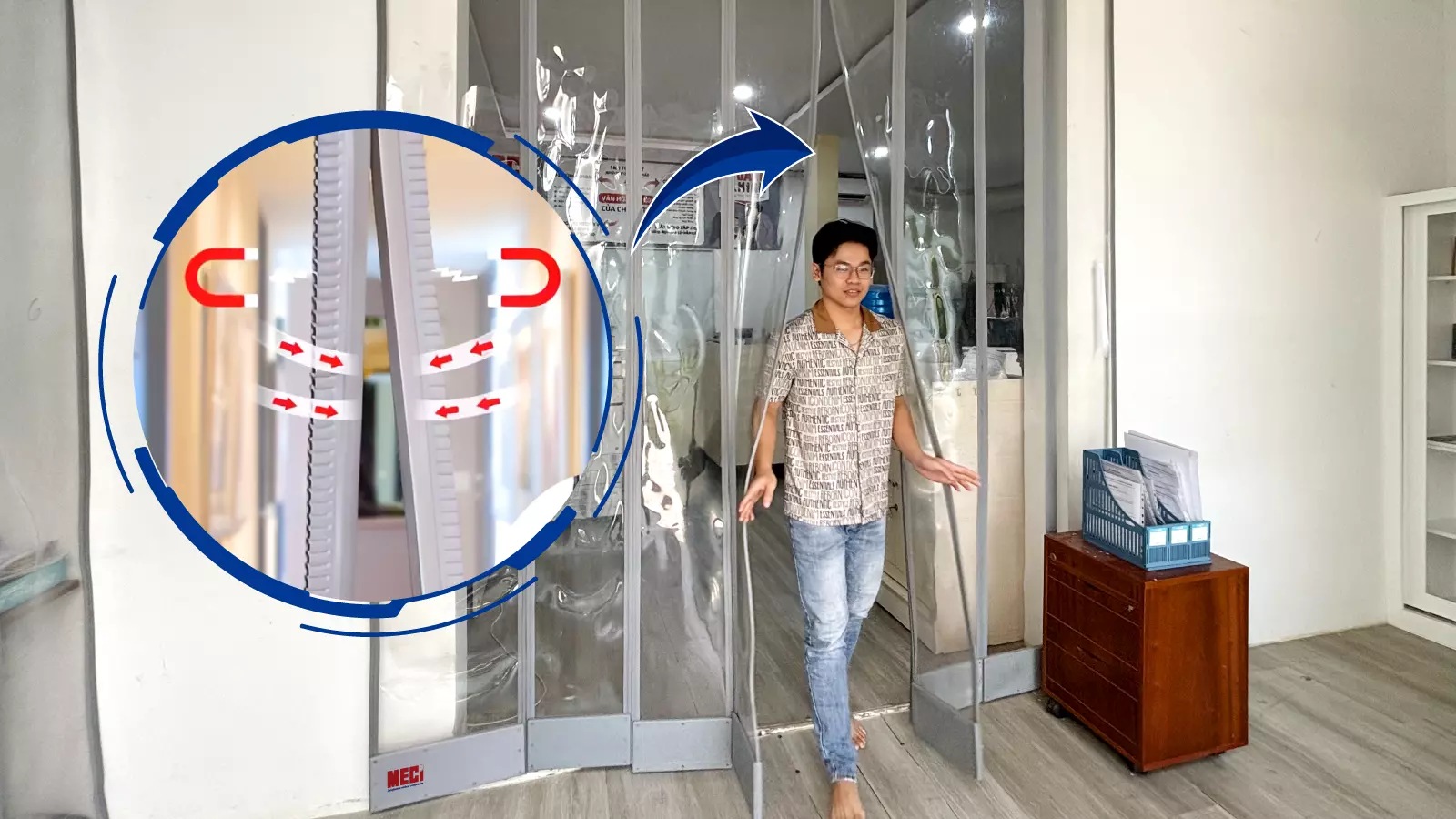 Nhân viên văn phòng đi qua rèm nam châm và mô hình biểu thị nguyên lý hoạt động của rèm 