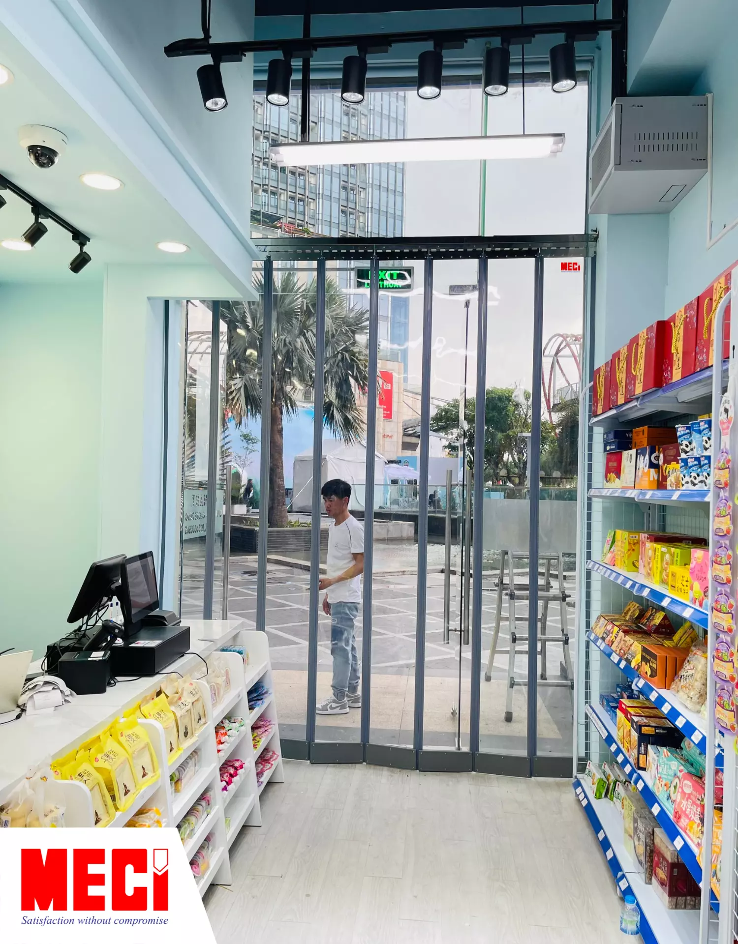  Rèm nhựa nam châm lắp tại cửa ra cửa hàng tiện lợi