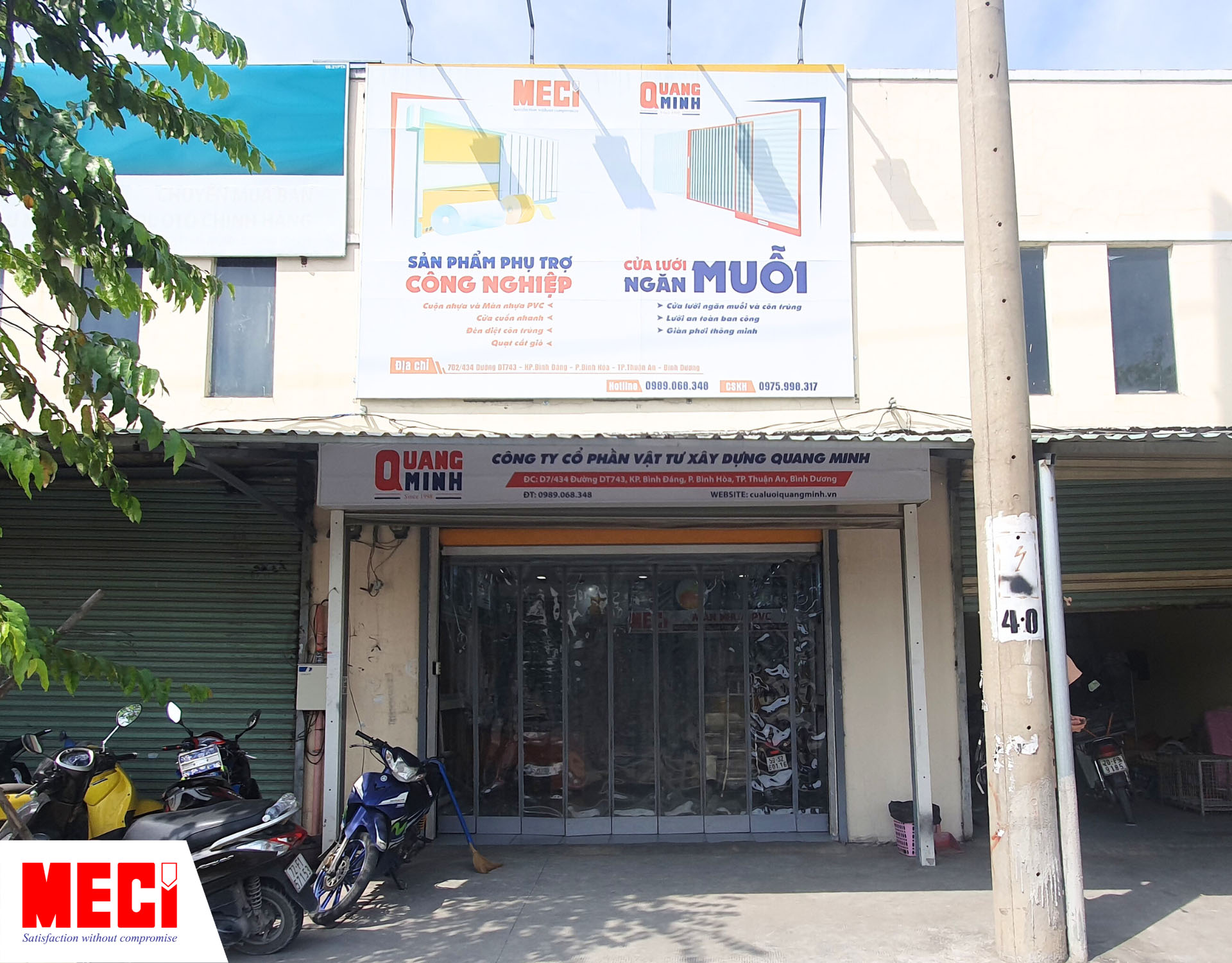 rèm nam châm được lắp tại lối ra vào của một cửa hàng