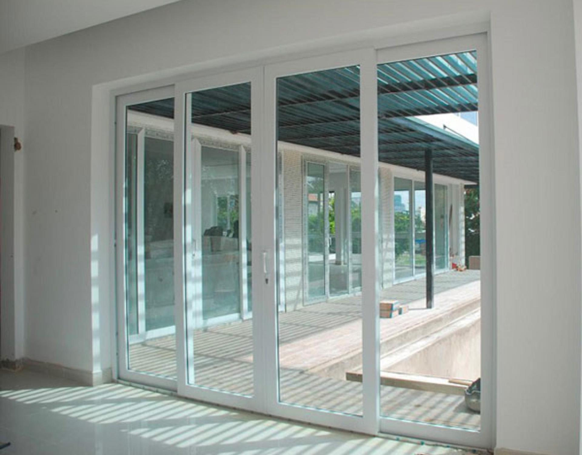 lối ra vào được lắp 4 cách cửa kính có viền màu trắng sữa