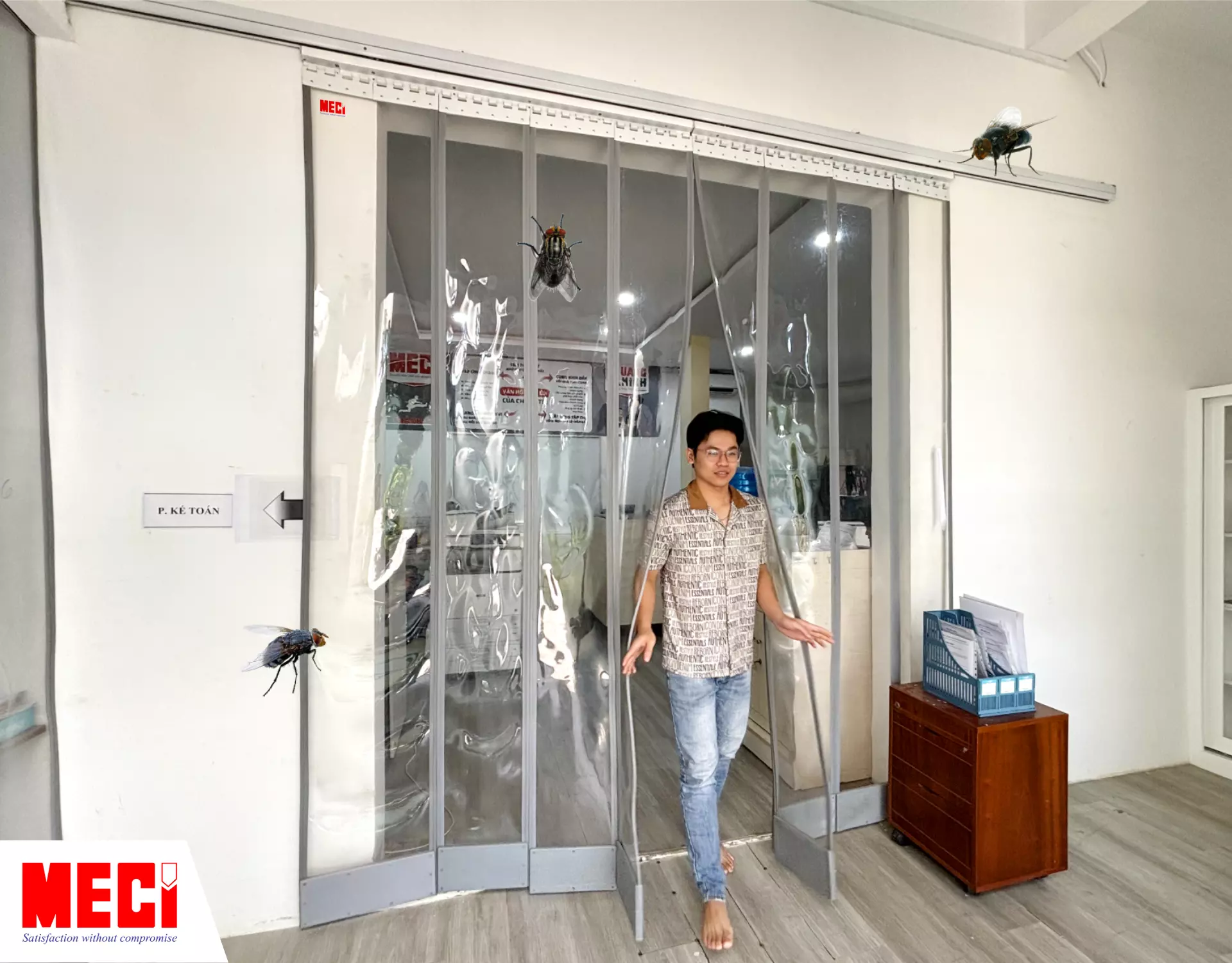 Người qua lại rèm nam châm thường và nhiều con ruồi đang trực chờ