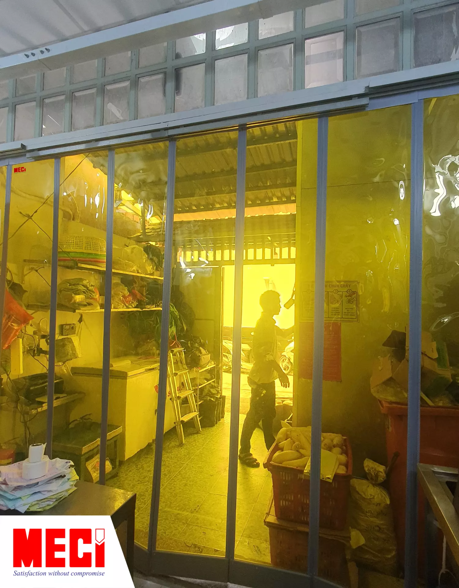 Rèm nhựa nam châm vàng lắp tại nhà khách