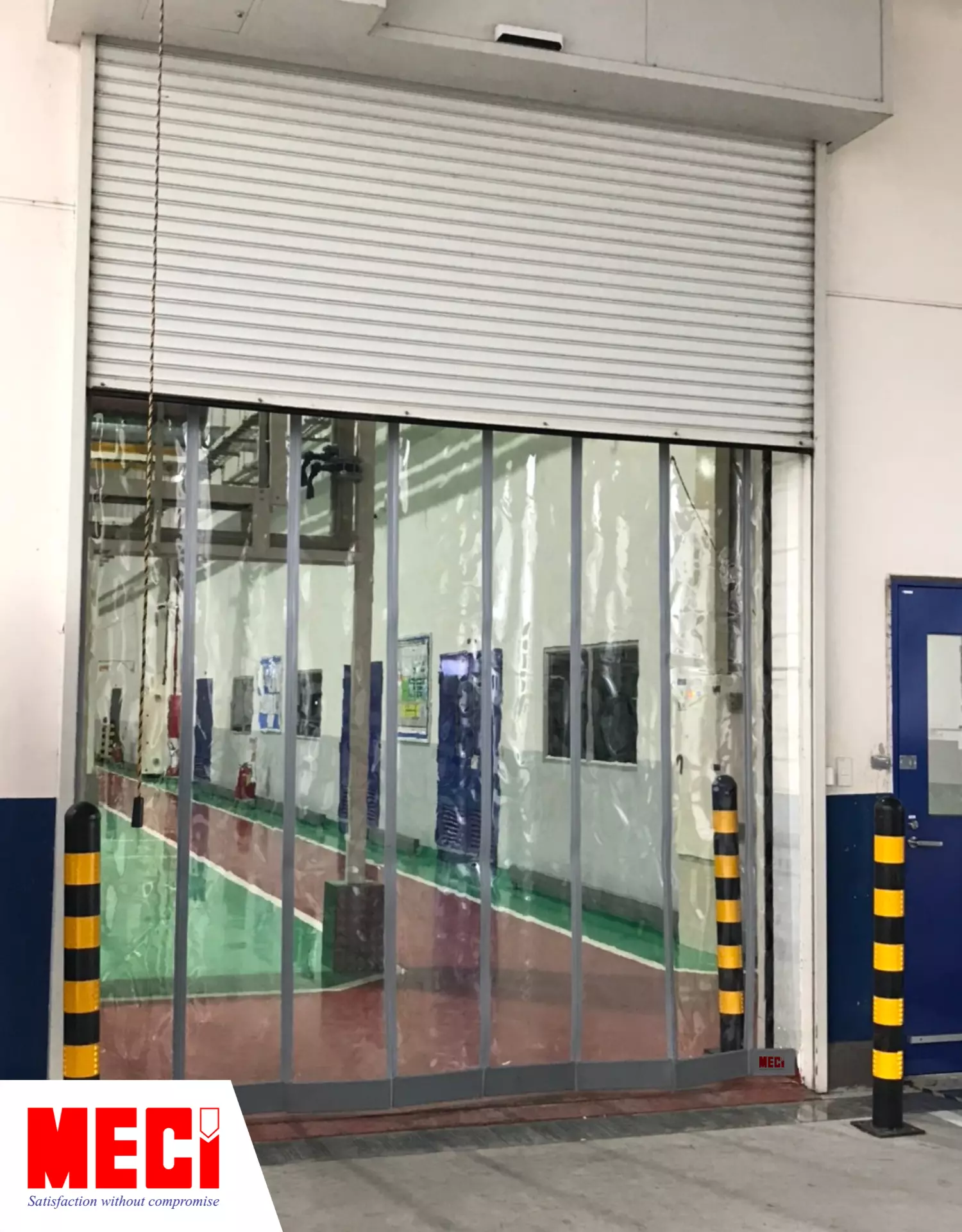 Rèm nhựa nam châm lắp sau cửa cuốn nan nhôm tại nhà máy sản xuất