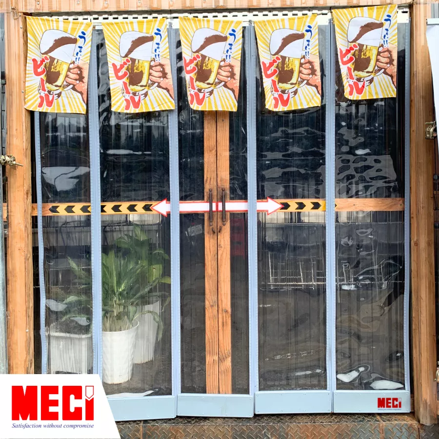 Rèm nhựa nam châm tại vị trí ra vào quán ăn 